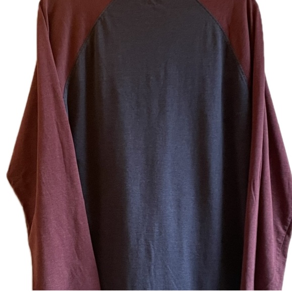 Izod Men's Color-Blocked Long-Sleeve Jersey in Blue & Red. Size M. - Picture 2 of 4